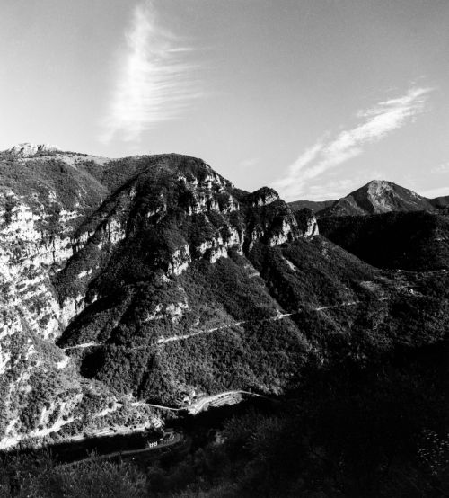 Paesaggio con auto